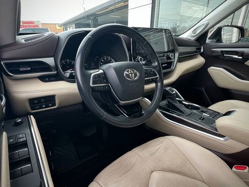 Used 2020 Toyota Highlander Limited image 12