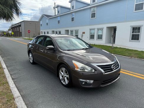 Used 2015 Nissan Altima 2.5 SV w/ Convenience Package FWD image 3