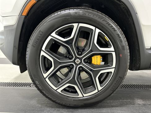 Used 2024 Rivian R1S Adventure image 9