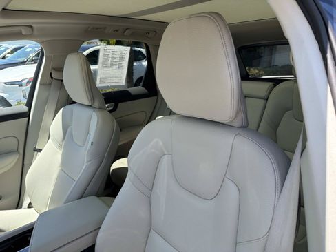 Certified 2024 Volvo XC60 B5 Plus AWD/4WD image 19