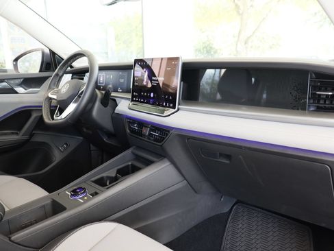 Certified 2025 Volkswagen Tiguan SE FWD image 20