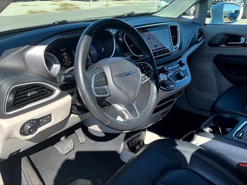Used 2021 Chrysler Pacifica Touring-L AWD/4WD image 16