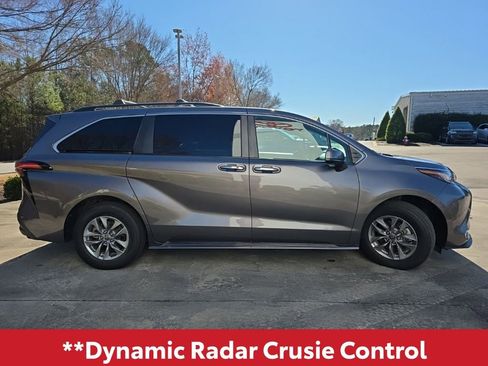 Used 2022 Toyota Sienna XLE image 9