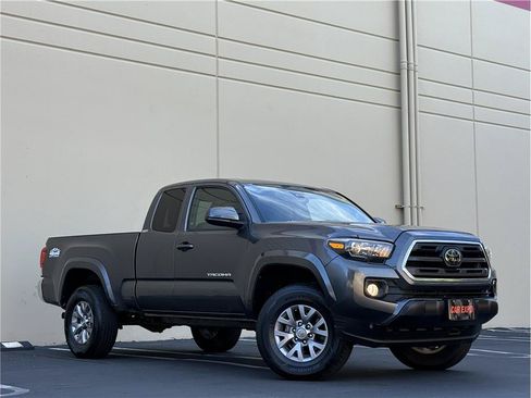 Used 2018 Toyota Tacoma SR5 AWD/4WD image 29