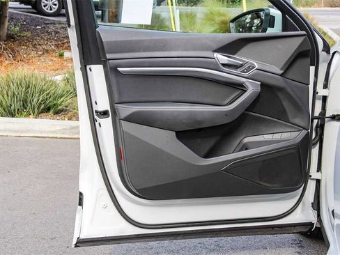 Used 2022 Audi e-tron Premium w/ Convenience Plus Package image 22