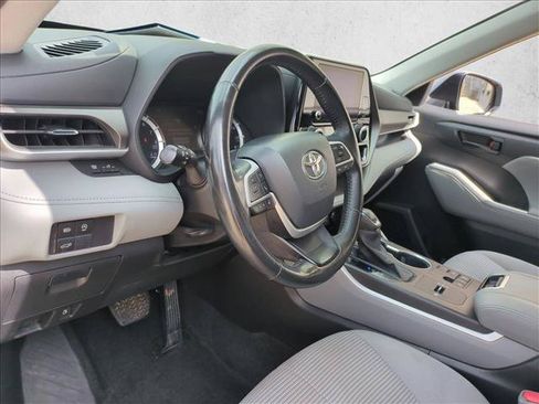 Certified 2024 Toyota Highlander LE FWD image 10