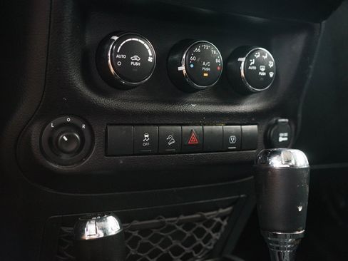 Used 2018 Jeep Wrangler Unlimited Sahara w/ Connectivity Group AWD/4WD image 18