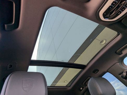 Certified 2025 Porsche Macan image 27