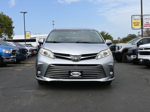 Used 2019 Toyota Sienna XLE FWD image 2