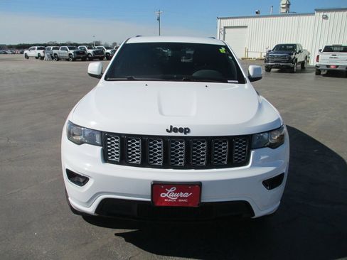 Used 2018 Jeep Grand Cherokee Altitude image 14