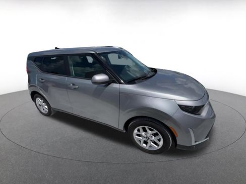 Used 2025 Kia Soul LX w/ LX Technology Package FWD image 2
