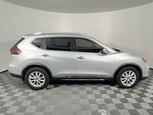 Used 2018 Nissan Rogue SV FWD image 2