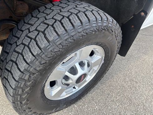 Used 2017 GMC Sierra 2500 SLE w/ Suspension Package, Off-Road AWD/4WD image 23