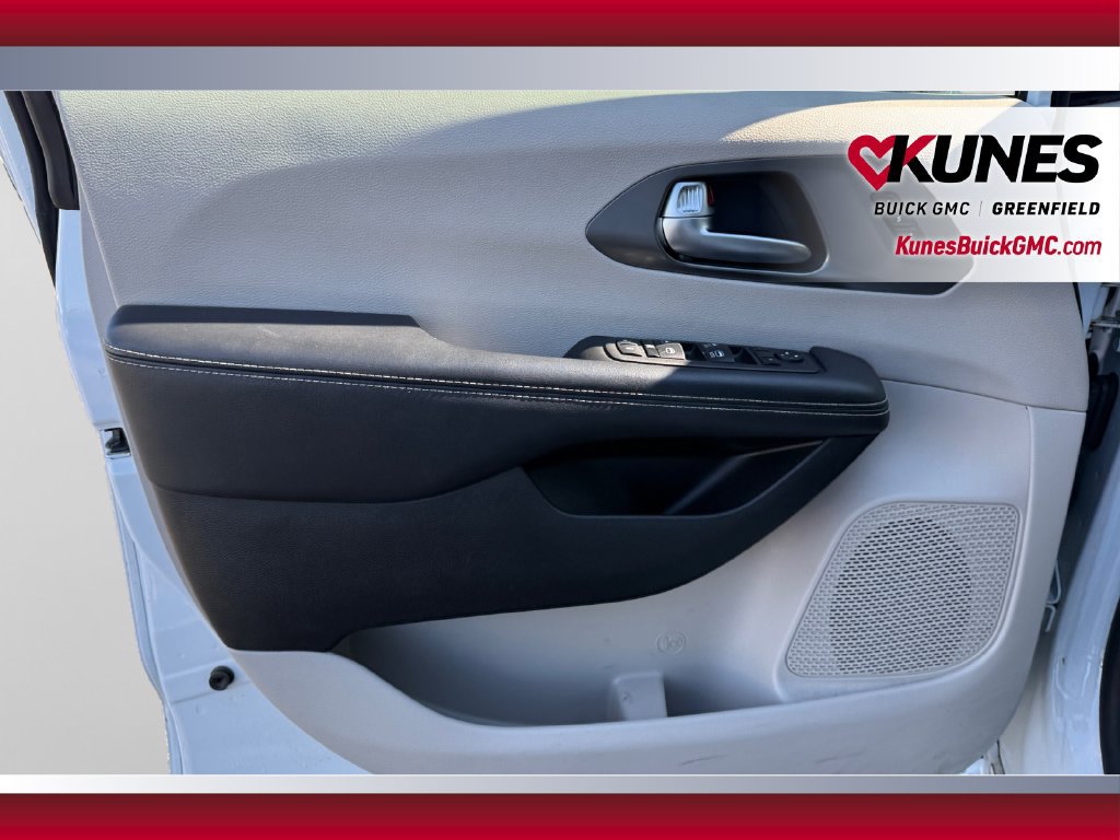Used 2023 Chrysler Pacifica Touring-L FWD image 20