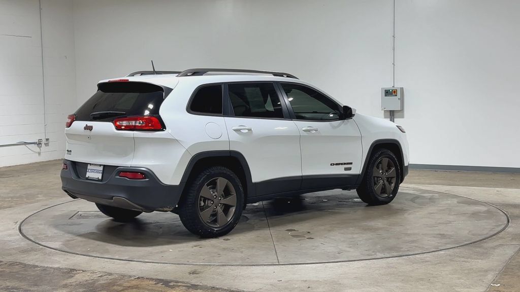 Used 2017 Jeep Cherokee Latitude w/ Comfort & Sound Group AWD/4WD image 8