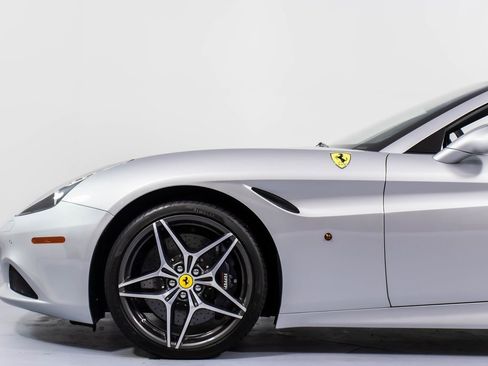 Used 2016 Ferrari California T image 28