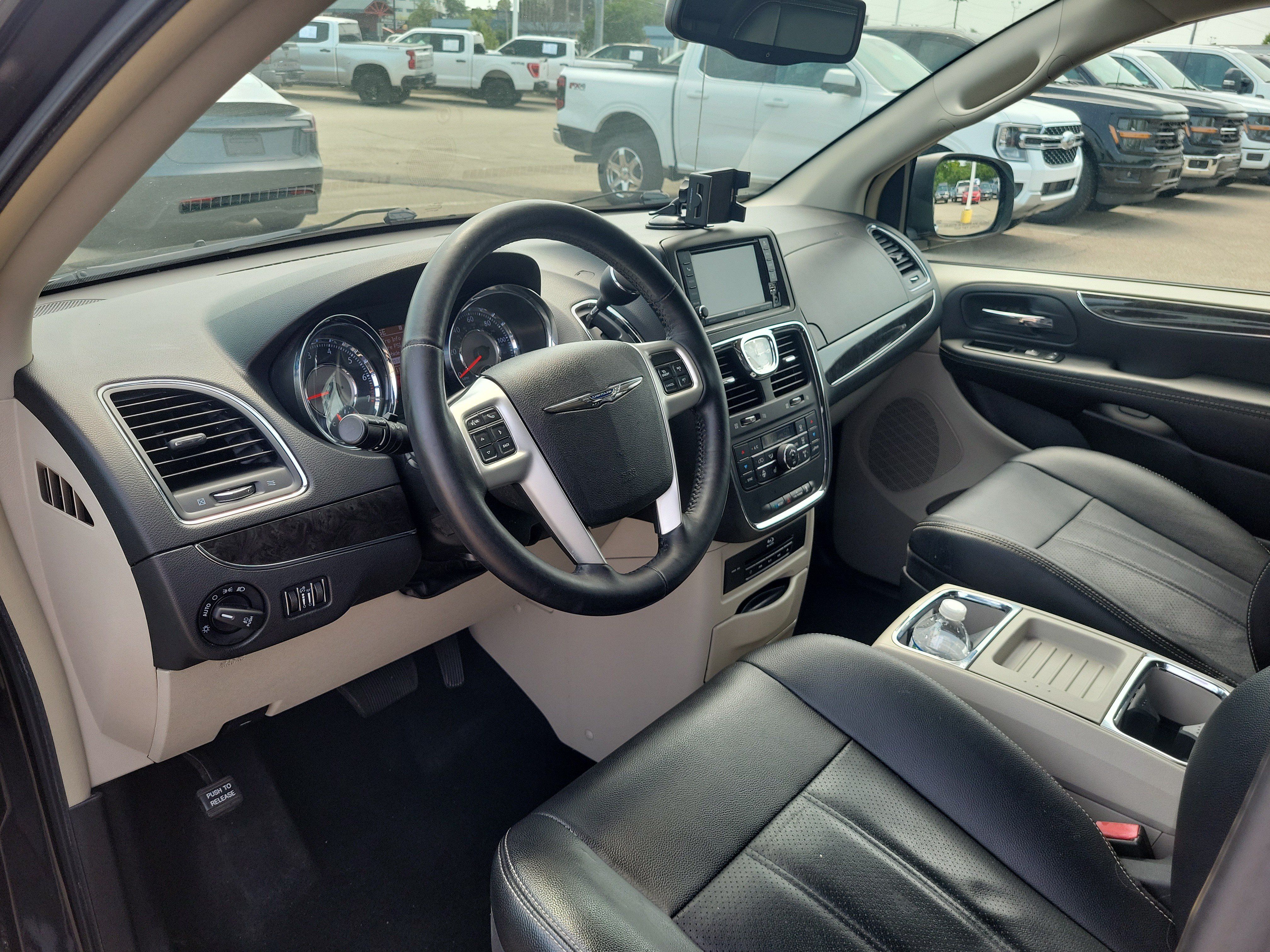 Used 2015 Chrysler Town & Country Touring-L w/ Driver Convenience Group FWD image 18