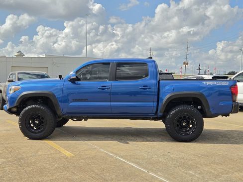 Used 2018 Toyota Tacoma TRD Off-Road AWD/4WD image 6