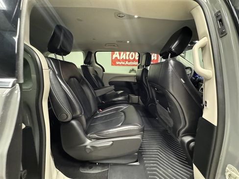 Used 2022 Chrysler Pacifica Touring-L FWD image 15