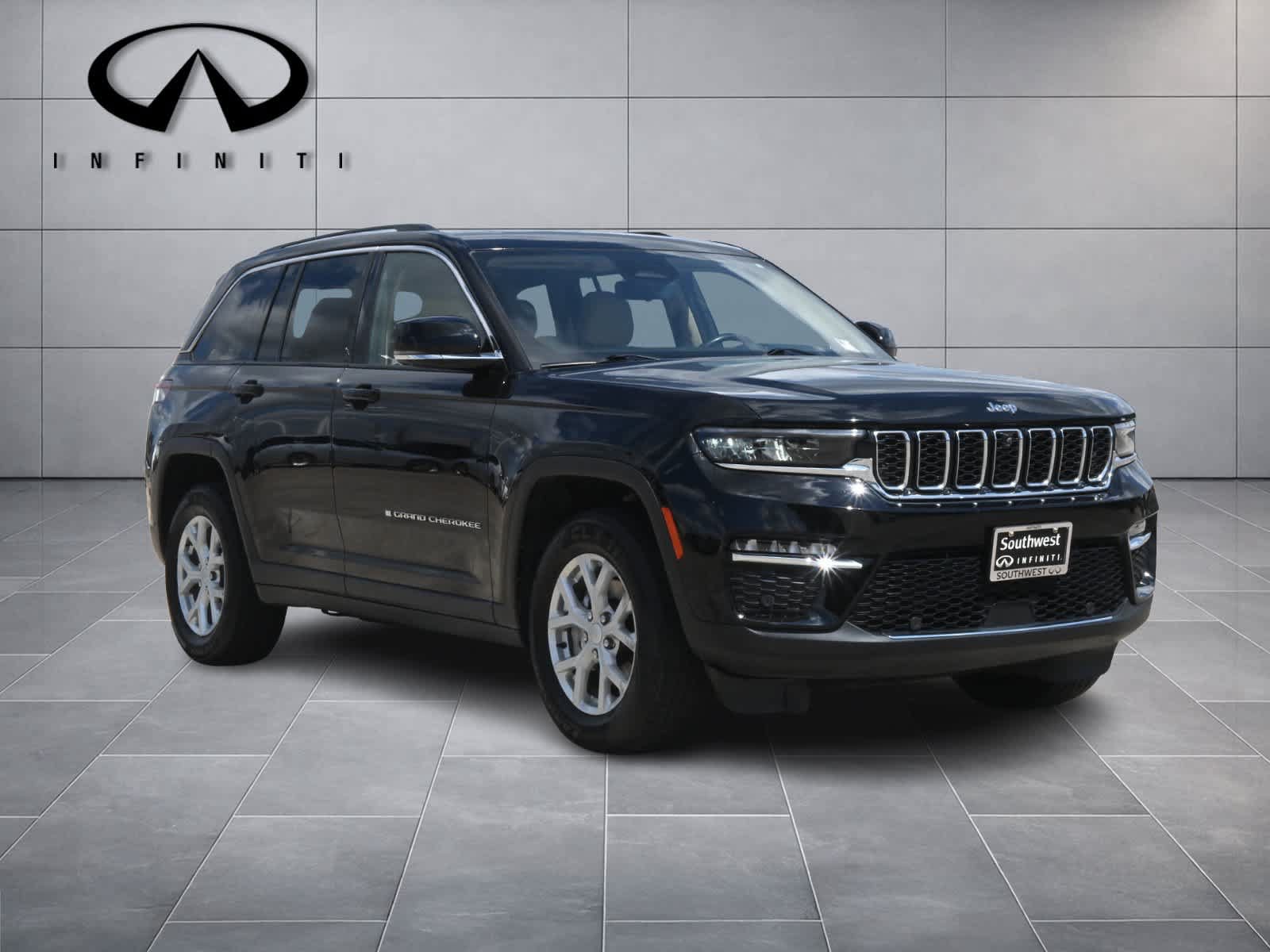 Used 2022 Jeep Grand Cherokee Limited w/ Luxury Tech Group II RWD image 3