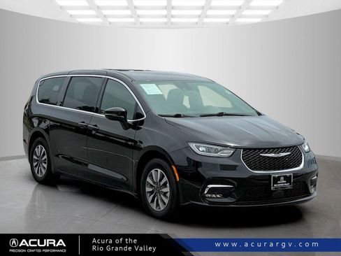 Used 2025 Chrysler Pacifica Select FWD image 1