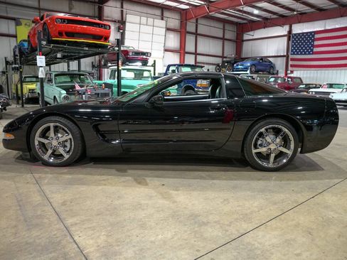 Used 1998 Chevrolet Corvette Coupe w/ Memory Pkg RWD image 4
