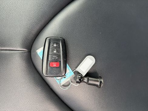 Used 2021 Toyota Highlander XLE AWD/4WD image 10