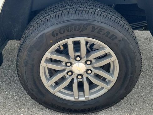 Used 2024 Chevrolet Colorado LT RWD image 9