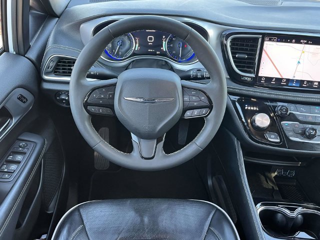 Used 2025 Chrysler Pacifica Limited FWD image 18