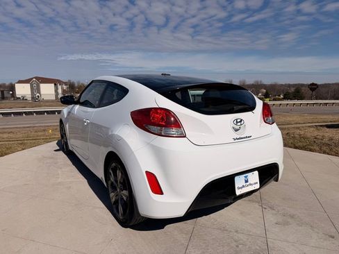Used 2017 Hyundai Veloster Value Edition image 6