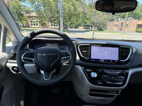 Used 2023 Chrysler Pacifica Touring-L AWD/4WD image 12