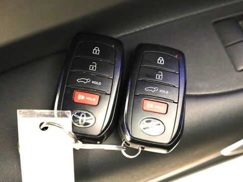 Used 2022 Toyota Corolla Cross XLE w/ Convenience Package image 39