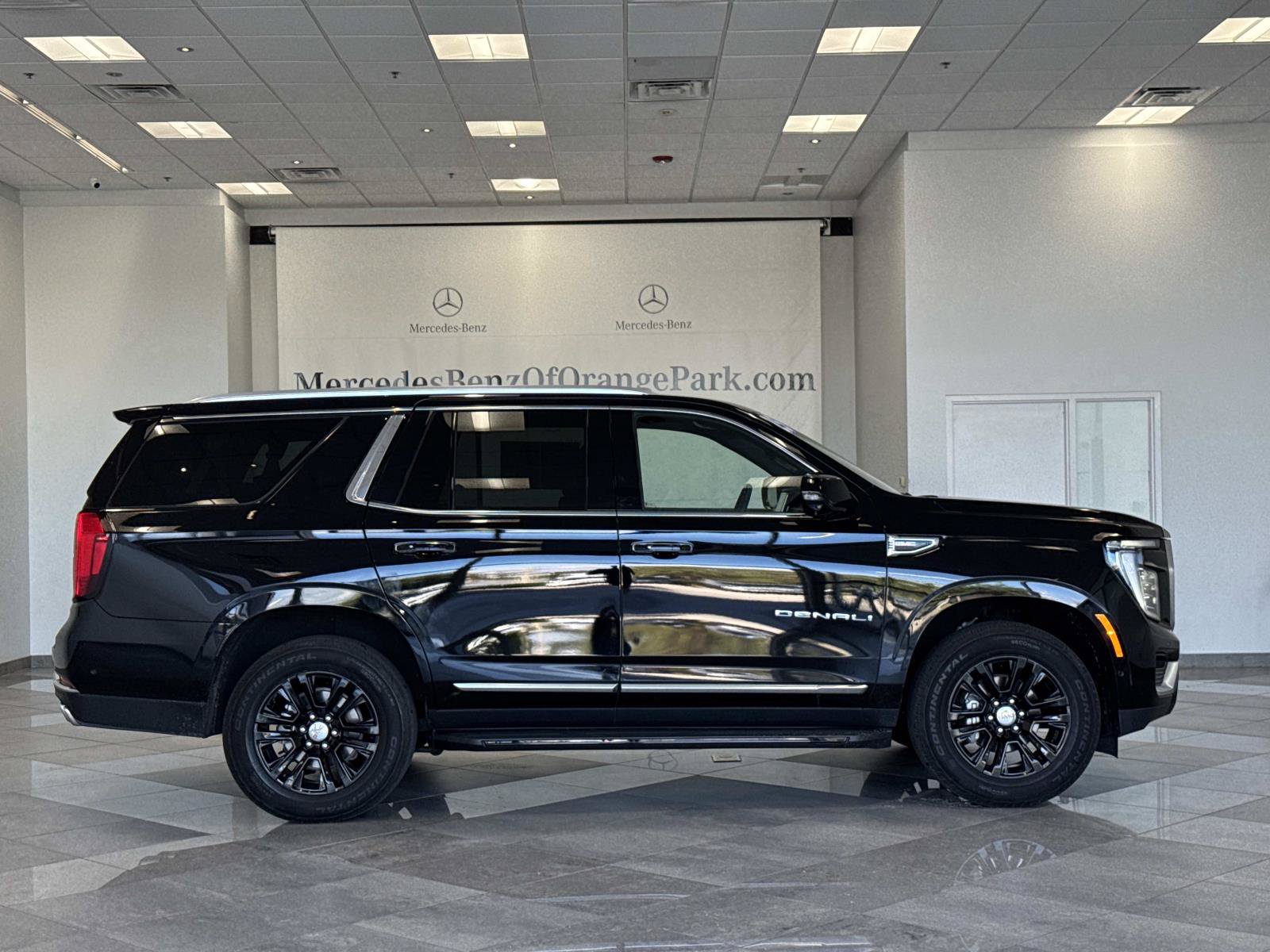 Used 2025 GMC Yukon Denali RWD image 32