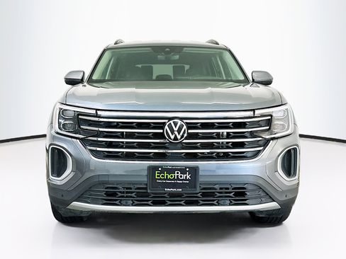Used 2025 Volkswagen Atlas SE image 2