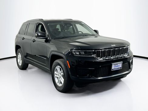 Used 2023 Jeep Grand Cherokee Laredo AWD/4WD image 3