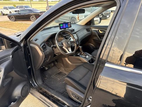Used 2017 Nissan Rogue SV FWD image 19