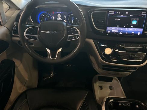 Used 2022 Chrysler Pacifica Touring-L FWD image 16
