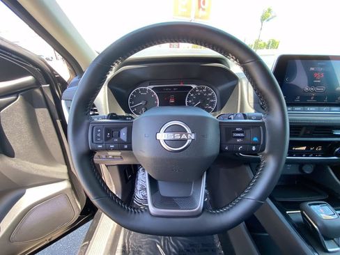 Used 2025 Nissan Rogue SV FWD image 25