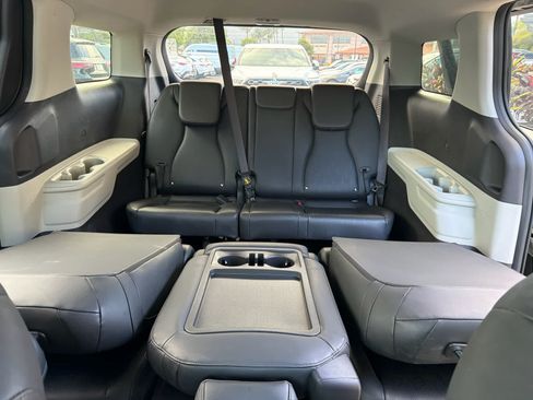 Used 2023 Kia Carnival LX FWD image 25