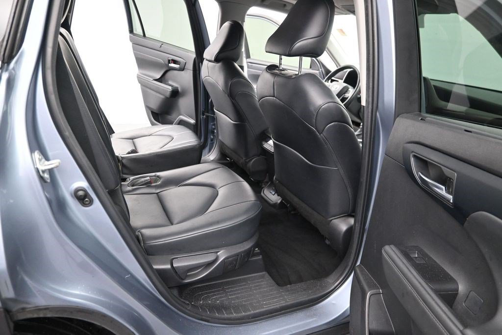 Used 2022 Toyota Highlander XLE FWD image 16