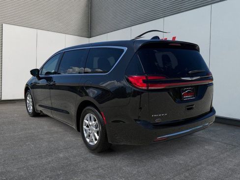 Used 2023 Chrysler Pacifica Touring-L FWD image 11