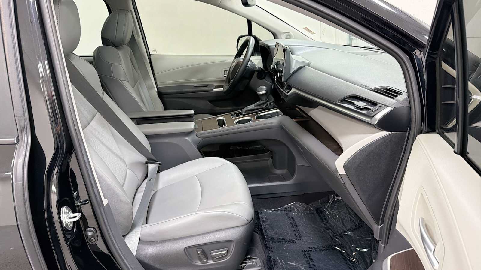 Certified 2022 Toyota Sienna XLE w/ XLE Plus Package FWD image 31