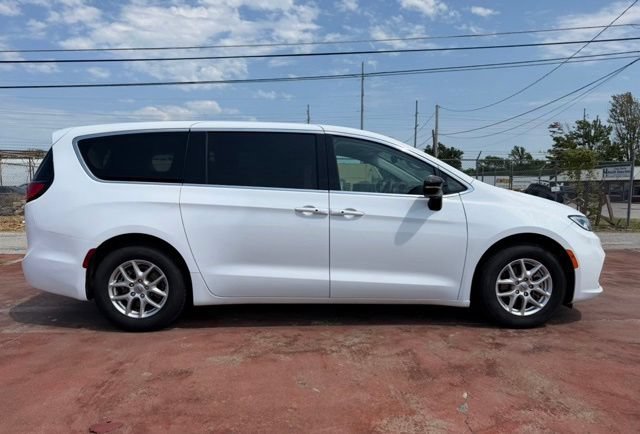 Used 2024 Chrysler Pacifica Touring-L FWD image 4