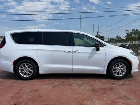 Used 2024 Chrysler Pacifica Touring-L FWD image 4
