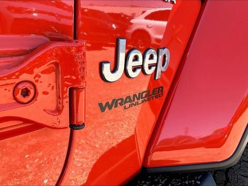 Used 2018 Jeep Wrangler Unlimited Sahara AWD/4WD image 8