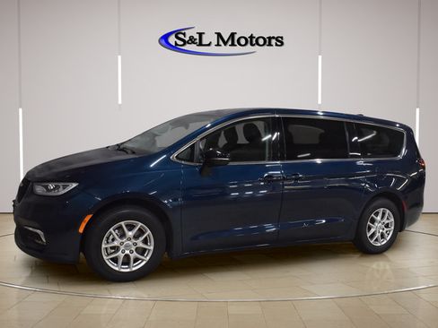 Certified 2024 Chrysler Pacifica Touring-L FWD image 3