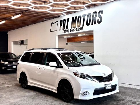 Used 2011 Toyota Sienna SE w/ Preferred Pkg FWD image 1