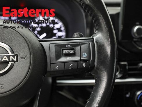 Used 2022 Nissan Pathfinder SV image 16