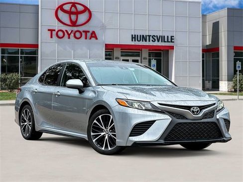 Used 2020 Toyota Camry SE image 1