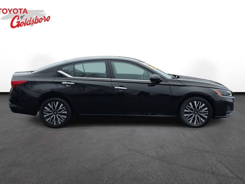 Used 2024 Nissan Altima 2.5 SV image 4
